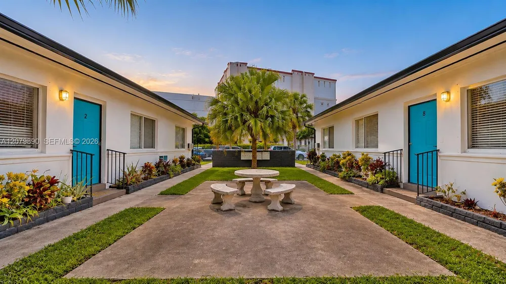 2499 SW 27th St #3 Miami, FL 33133