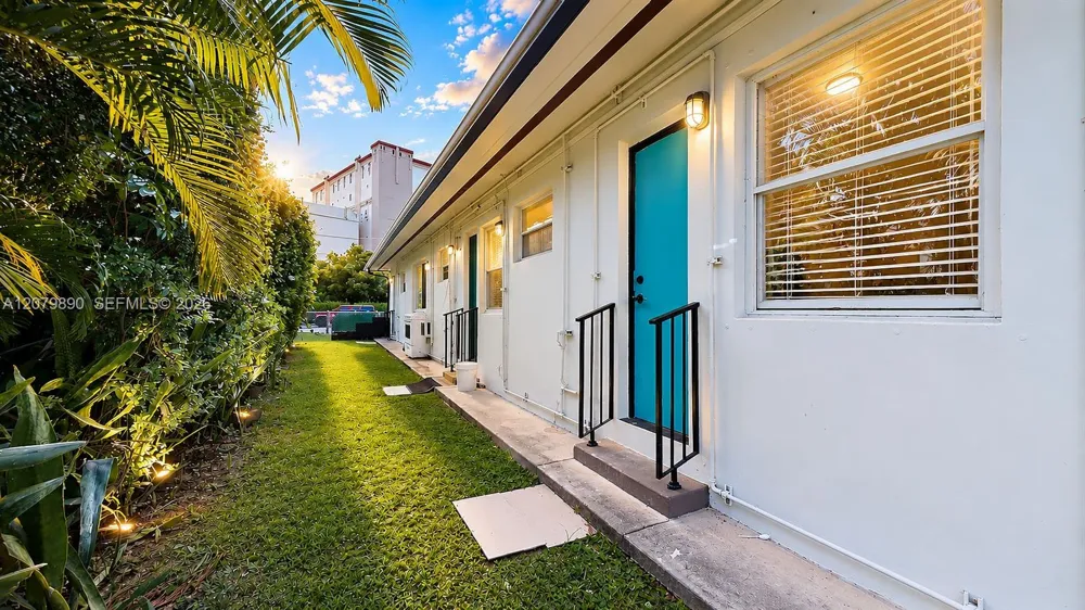 2499 SW 27th St #3 Miami, FL 33133
