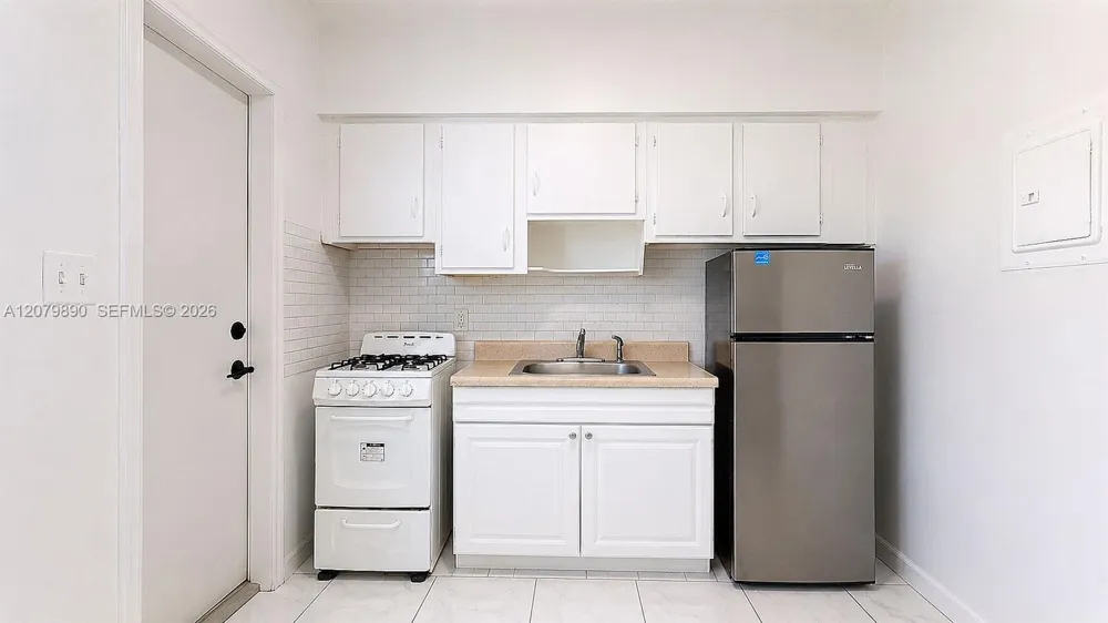 2499 SW 27th St #3 Miami, FL 33133