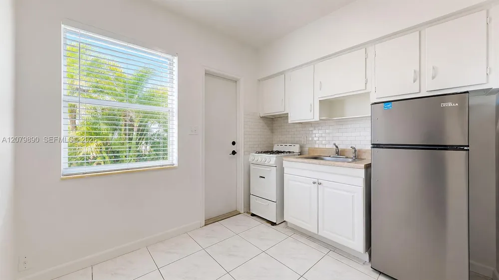 2499 SW 27th St #3 Miami, FL 33133