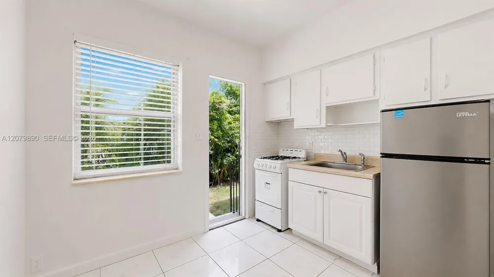2499 SW 27th St #3 Miami, FL 33133