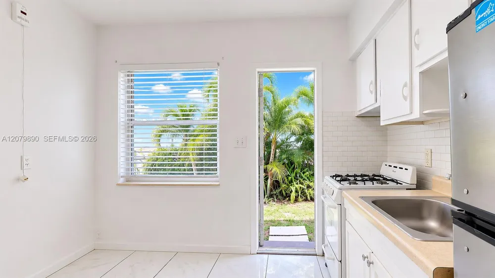 2499 SW 27th St #3 Miami, FL 33133