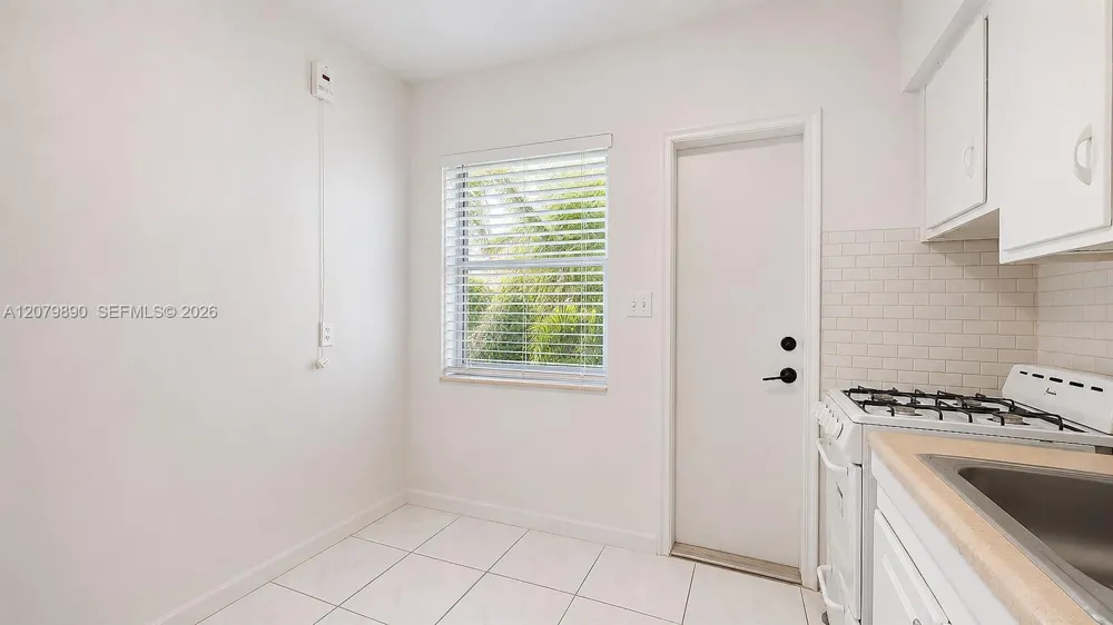 2499 SW 27th St #3 Miami, FL 33133