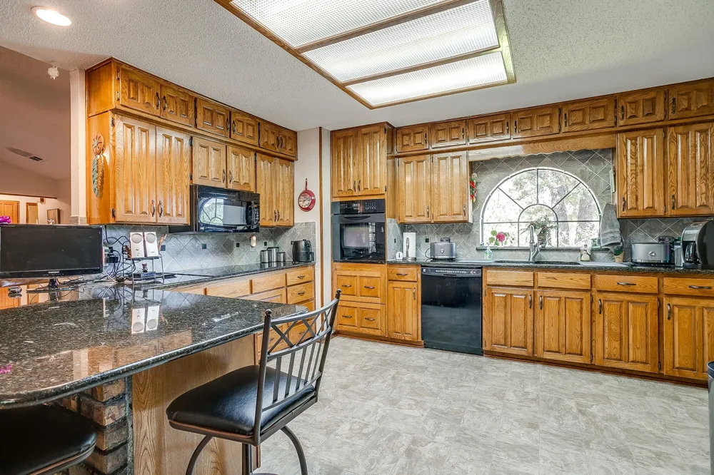 10100 Crestline Trail Burleson, TX 76028