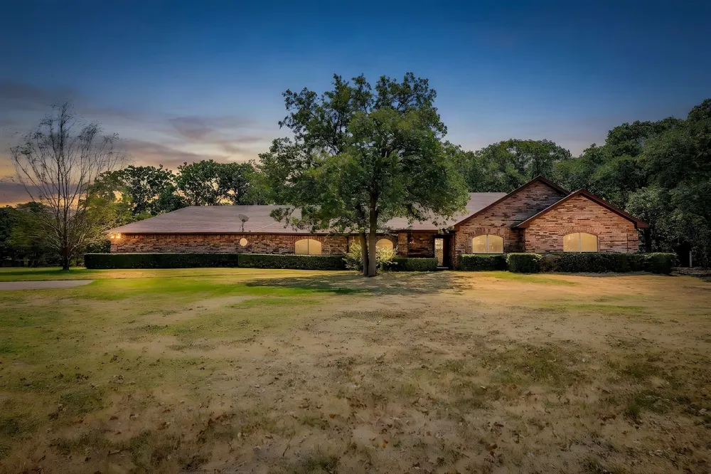 10100 Crestline Trail Burleson, TX 76028