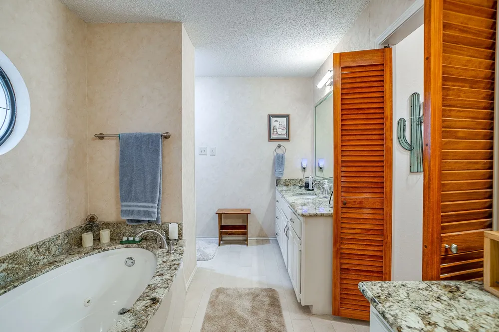 10100 Crestline Trail Burleson, TX 76028