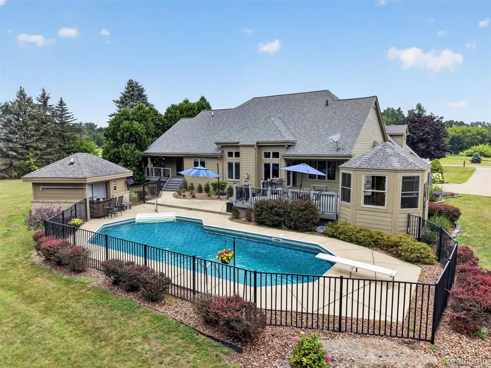 56769 McKenzi Lane Lyon Charter Township, MI 48178