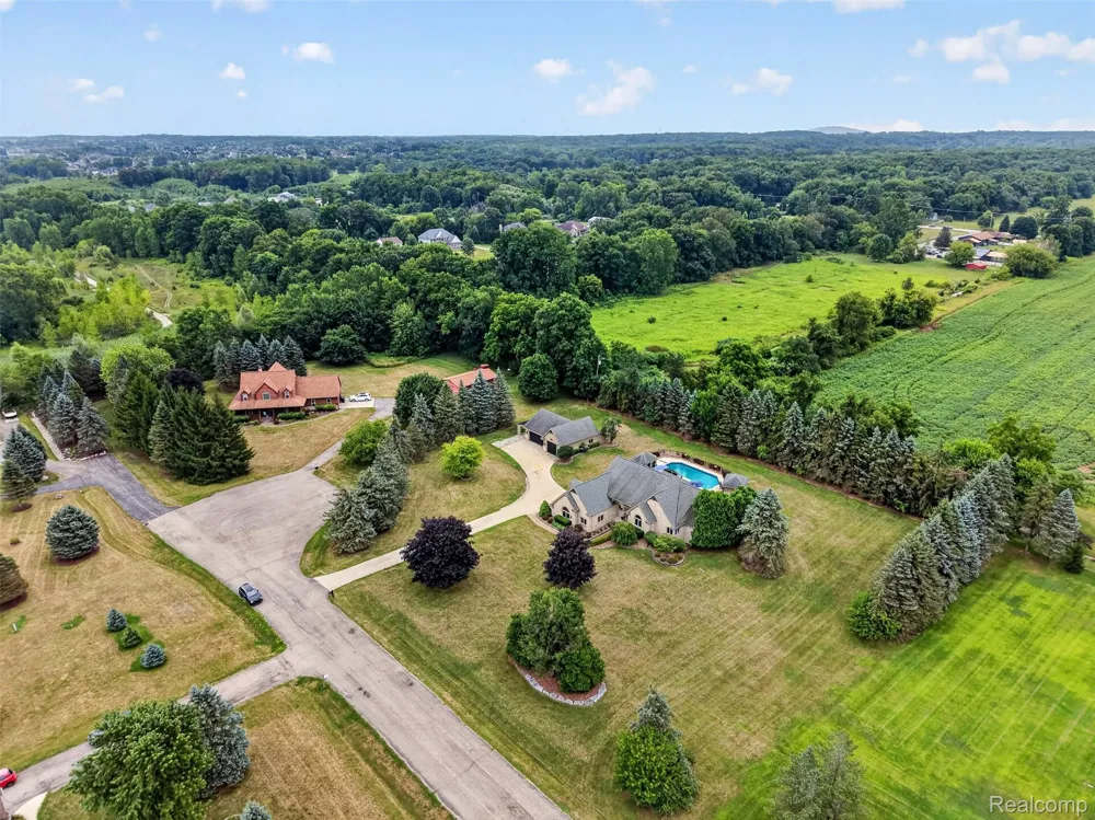 56769 McKenzi Lane Lyon Charter Township, MI 48178