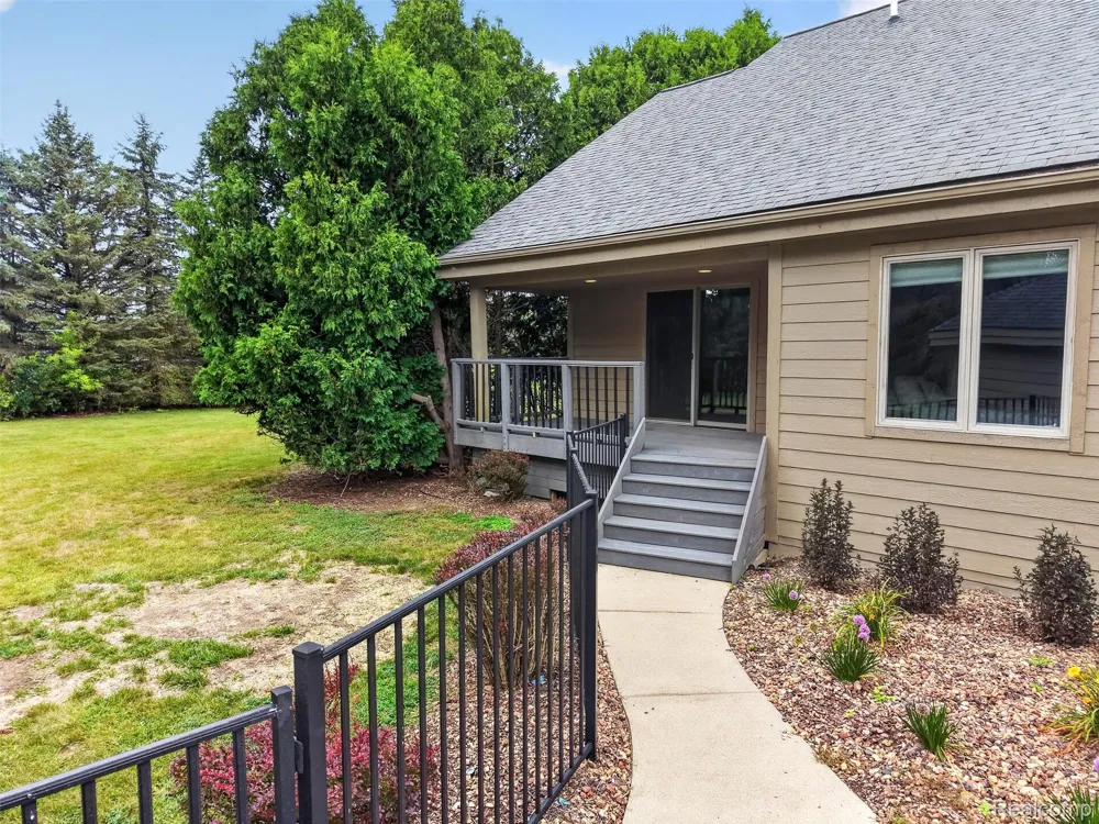 56769 McKenzi Lane Lyon Charter Township, MI 48178