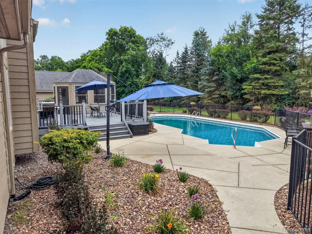56769 McKenzi Lane Lyon Charter Township, MI 48178