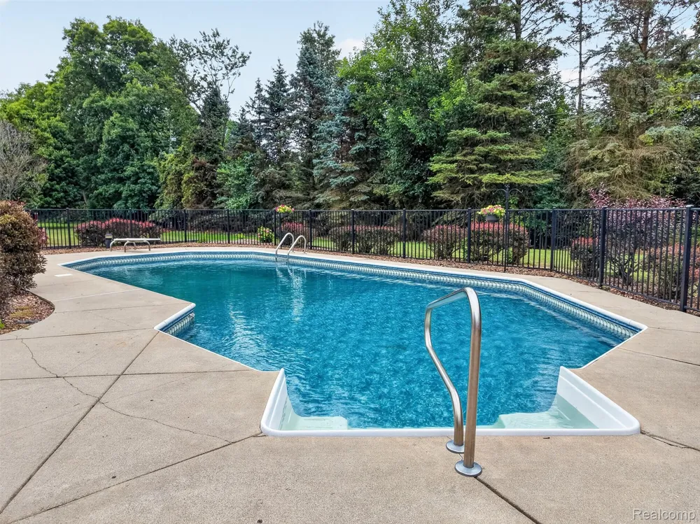 56769 McKenzi Lane Lyon Charter Township, MI 48178