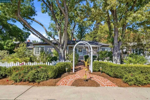 148 Roslyn Dr