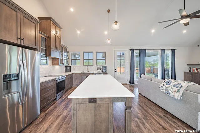 112 W Magnolia La Vernia, TX 78121