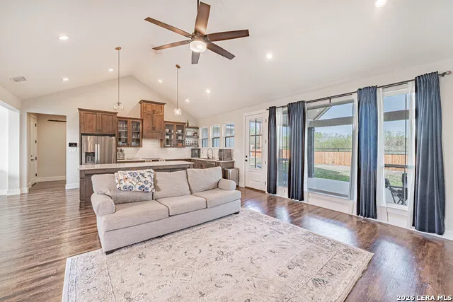 112 W Magnolia La Vernia, TX 78121