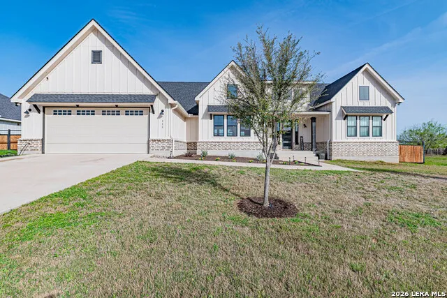 112 W Magnolia La Vernia, TX 78121