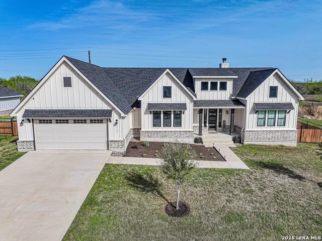 112 W Magnolia La Vernia, TX 78121