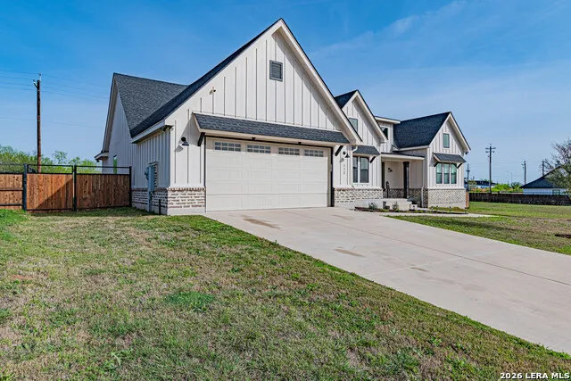 112 W Magnolia La Vernia, TX 78121