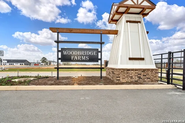 112 W Magnolia La Vernia, TX 78121