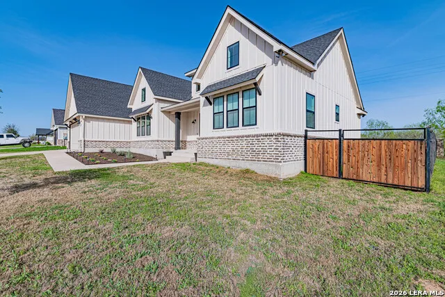 112 W Magnolia La Vernia, TX 78121