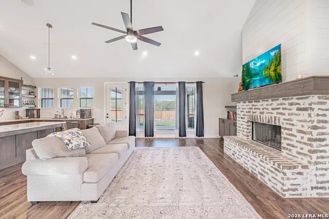 112 W Magnolia La Vernia, TX 78121