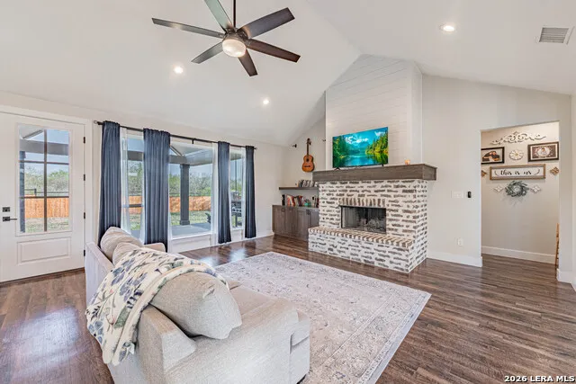 112 W Magnolia La Vernia, TX 78121