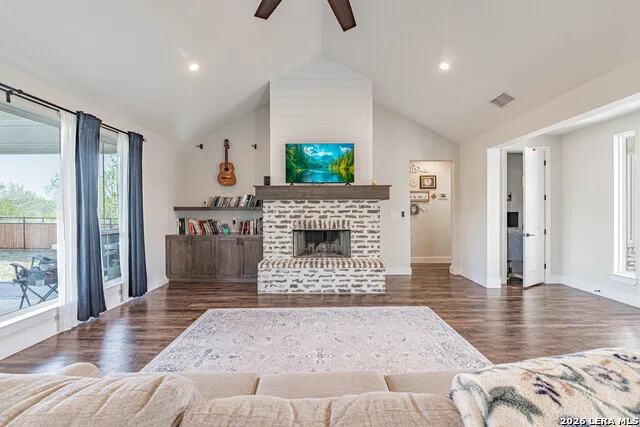 112 W Magnolia La Vernia, TX 78121