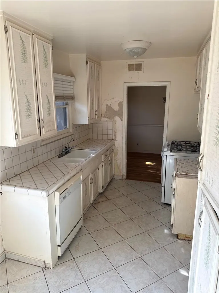 12072 Bluebell Garden Grove, CA 92840