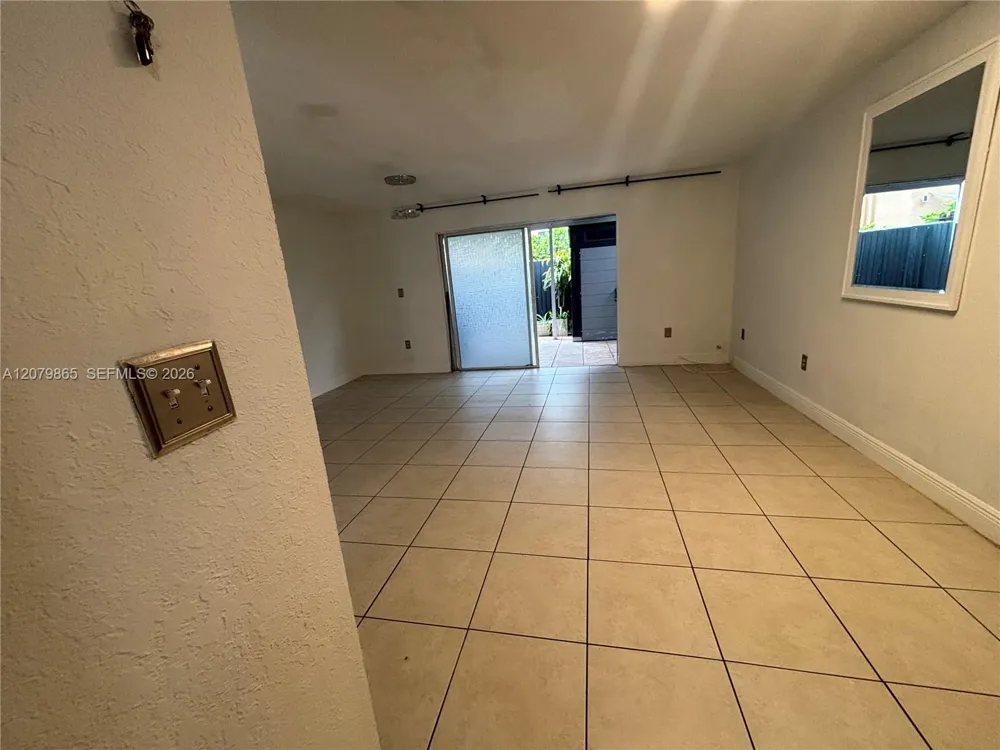8172 NW 10th St #5 Miami, FL 33126