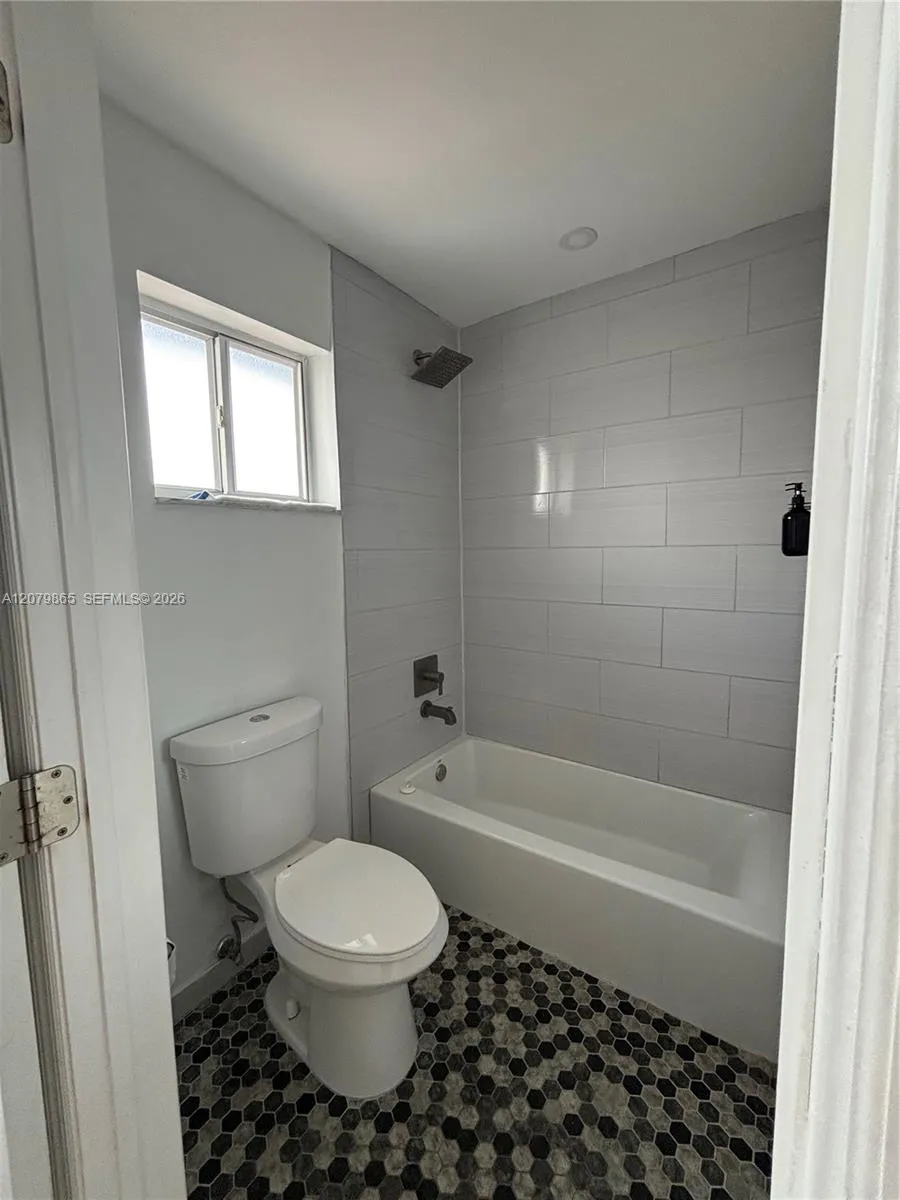 8172 NW 10th St #5 Miami, FL 33126