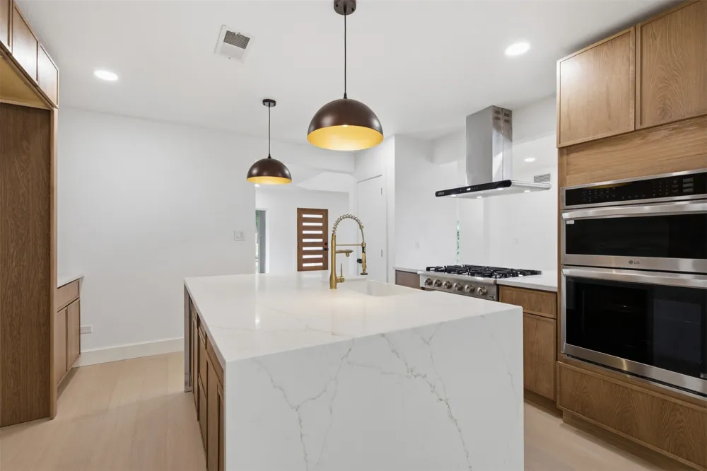 1521 El Campo Dallas, TX 75218