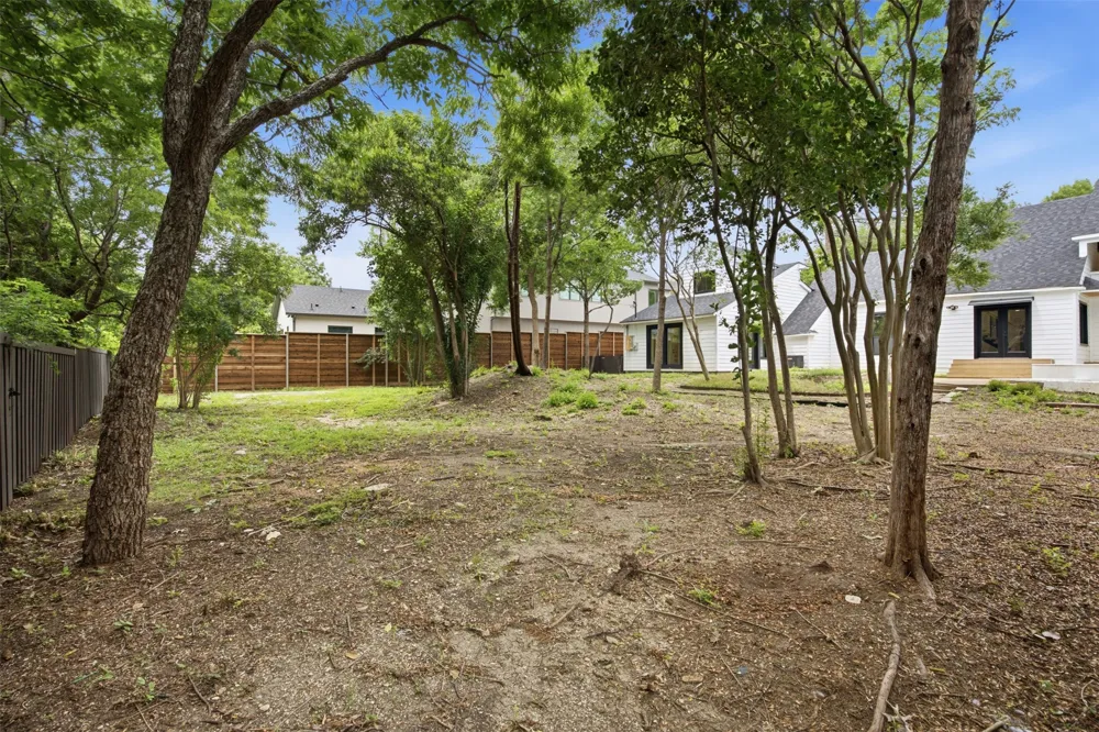 1521 El Campo Dallas, TX 75218