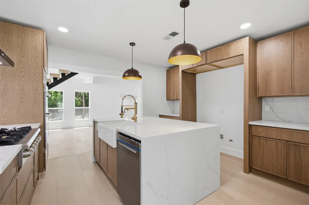 1521 El Campo Dallas, TX 75218