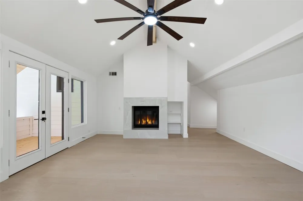 1521 El Campo Dallas, TX 75218