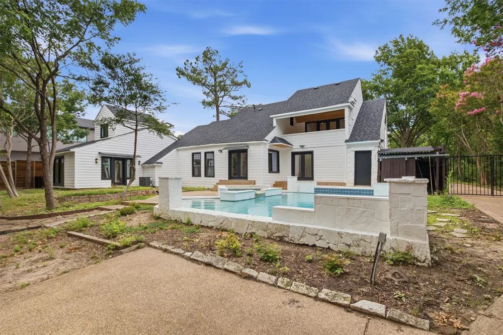 1521 El Campo Dallas, TX 75218