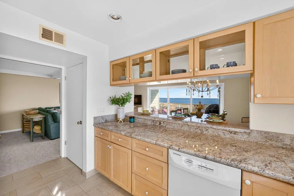 22130 E Cliff Drive #2D Santa Cruz, CA 95062