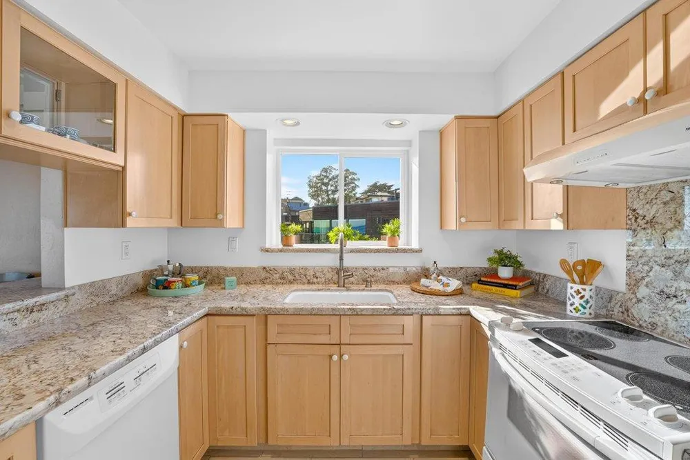 22130 E Cliff Drive #2D Santa Cruz, CA 95062