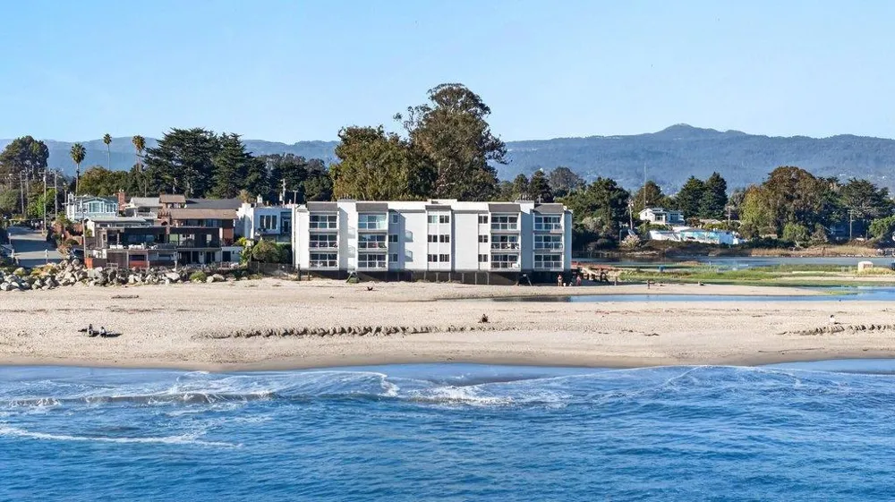 22130 E Cliff Drive #2D Santa Cruz, CA 95062