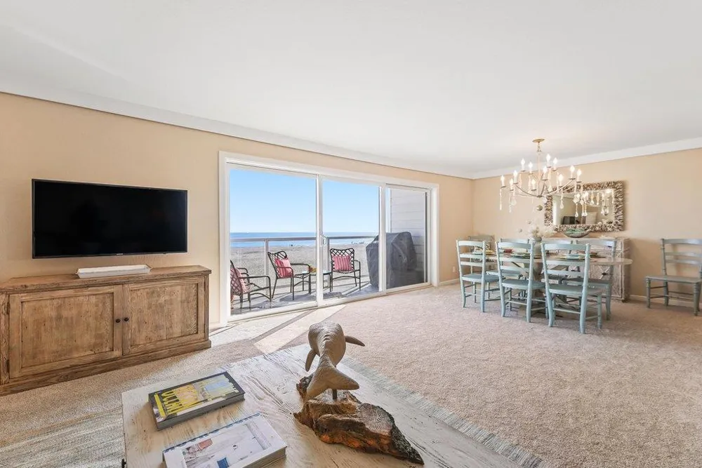 22130 E Cliff Drive #2D Santa Cruz, CA 95062