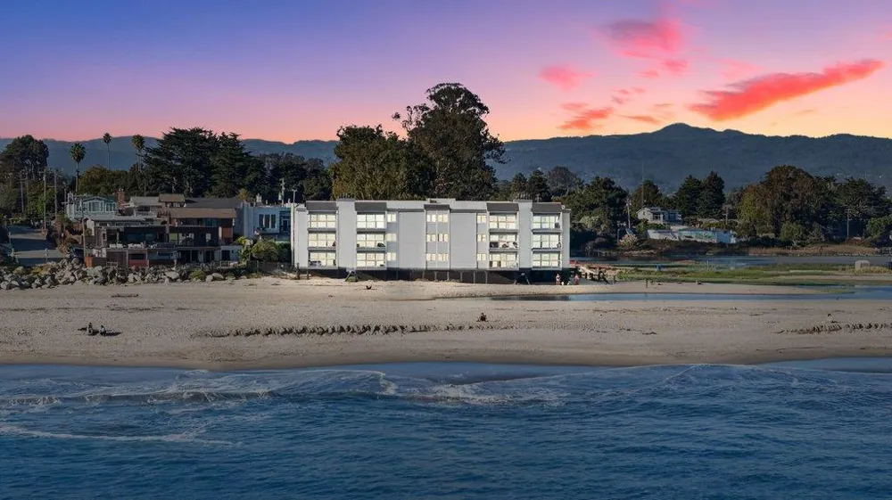 22130 E Cliff Drive #2D Santa Cruz, CA 95062