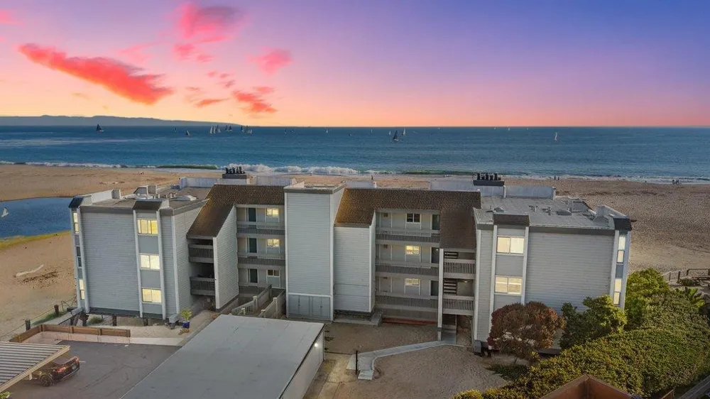 22130 E Cliff Drive #2D Santa Cruz, CA 95062
