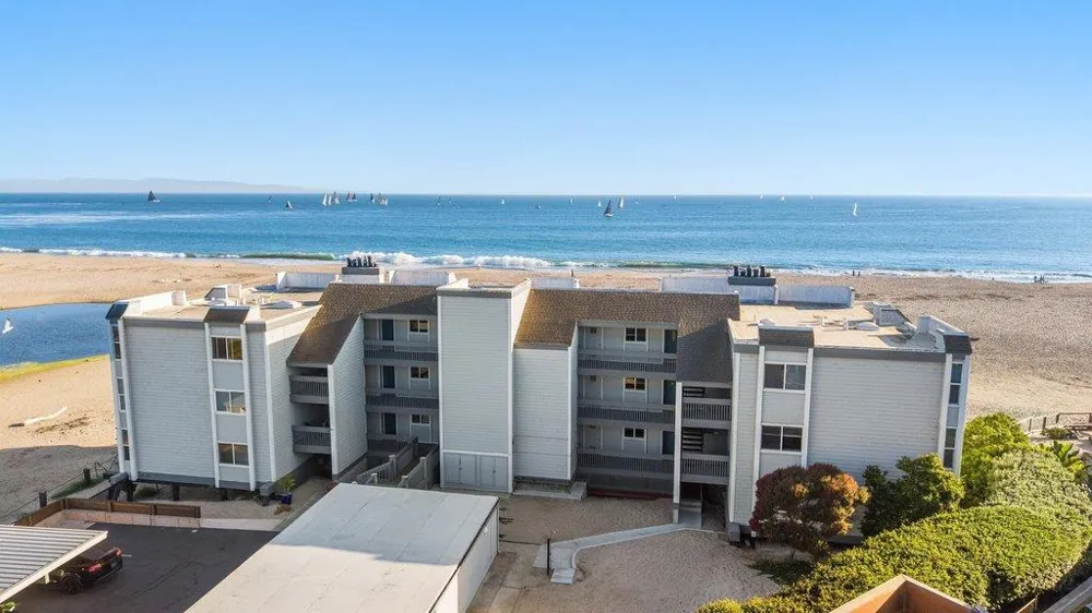 22130 E Cliff Drive #2D Santa Cruz, CA 95062