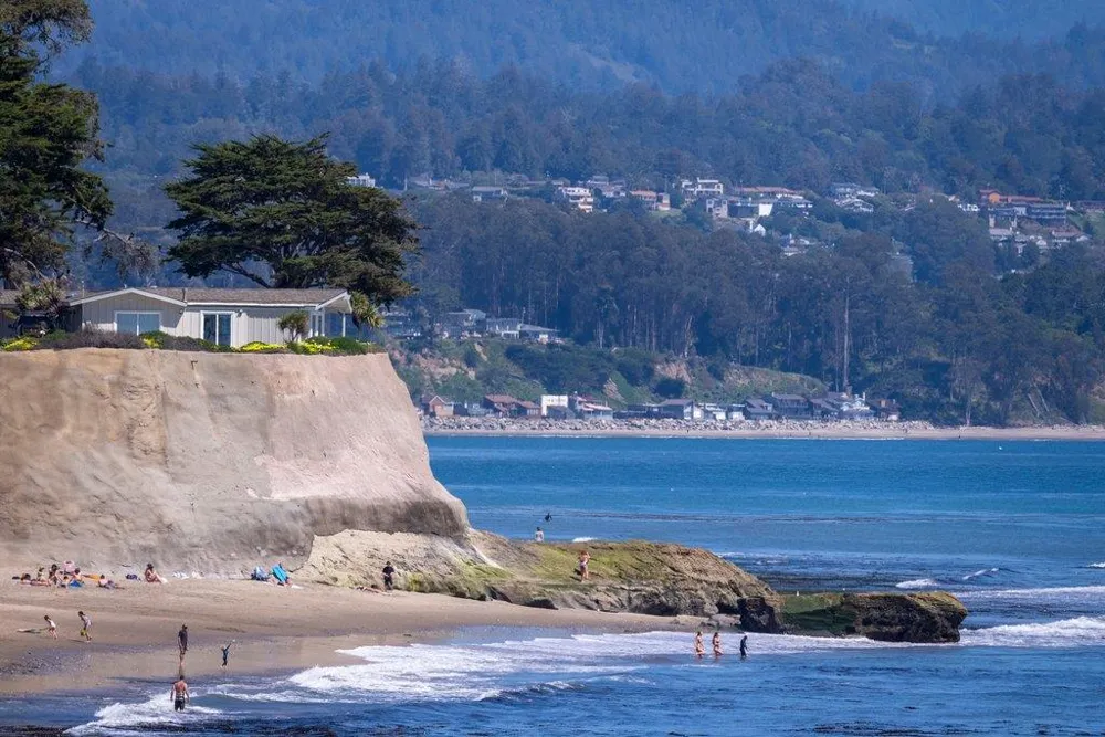22130 E Cliff Drive #2D Santa Cruz, CA 95062