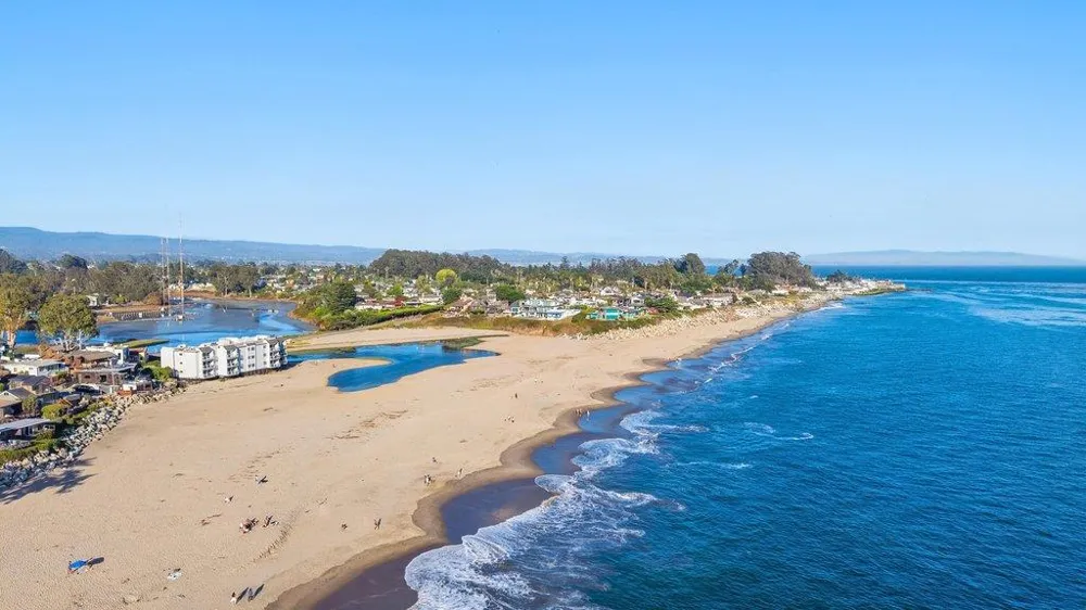 22130 E Cliff Drive #2D Santa Cruz, CA 95062