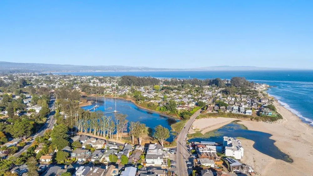 22130 E Cliff Drive #2D Santa Cruz, CA 95062