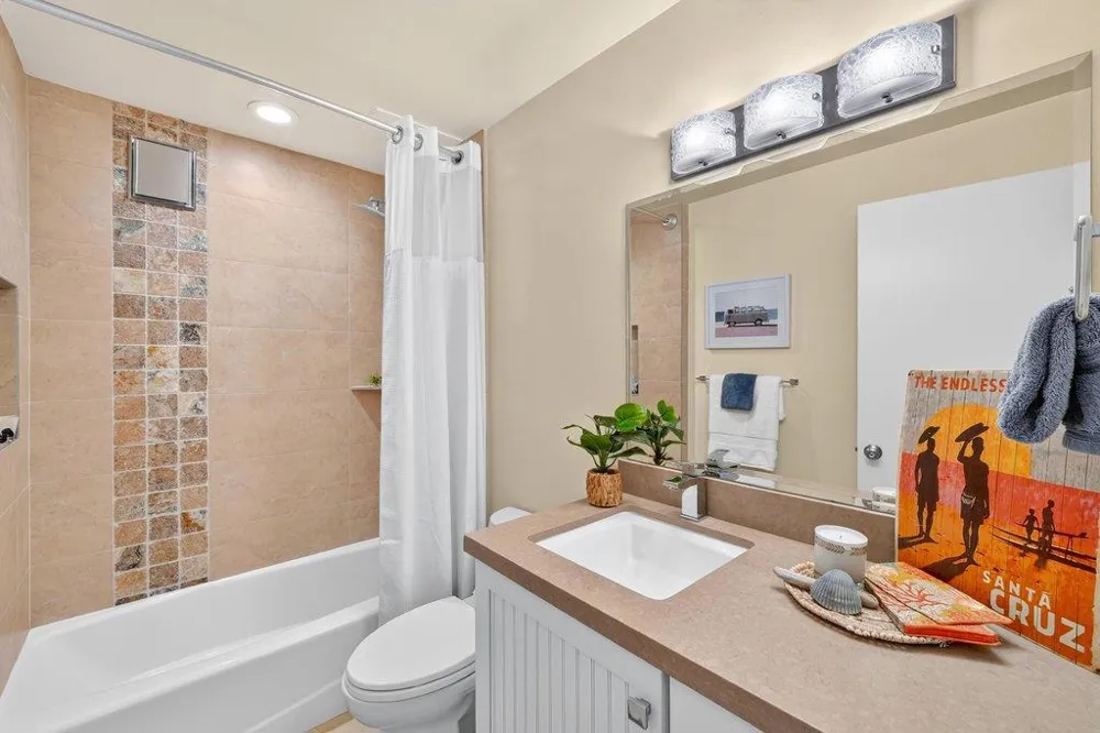 22130 E Cliff Drive #2D Santa Cruz, CA 95062