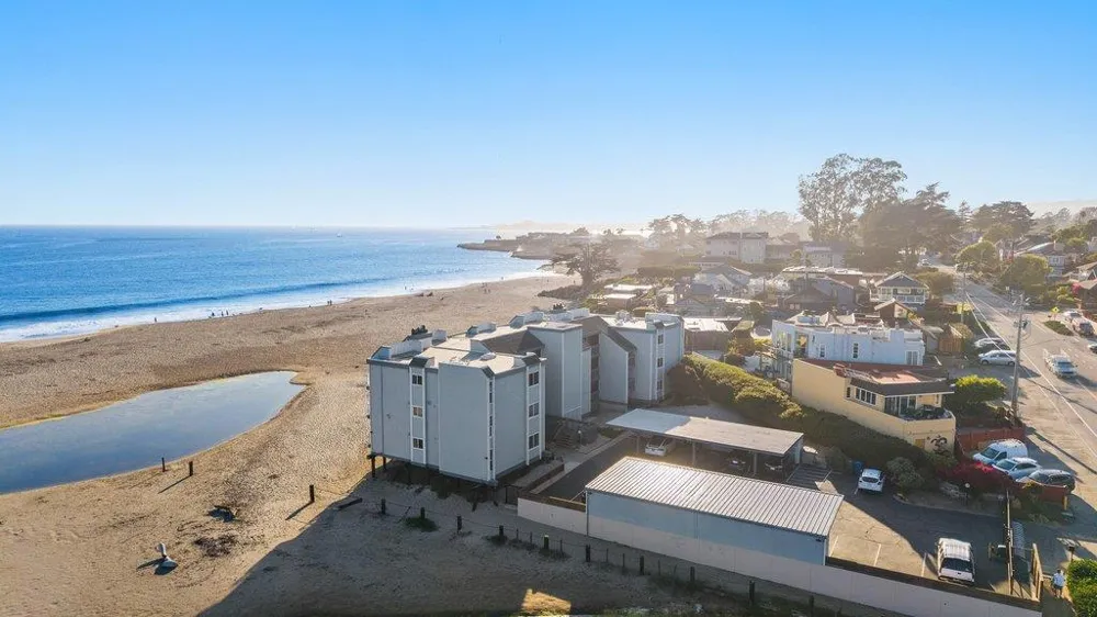 22130 E Cliff Drive #2D Santa Cruz, CA 95062