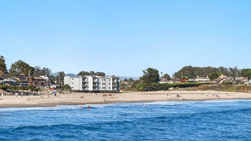 22130 E Cliff Drive #2D Santa Cruz, CA 95062