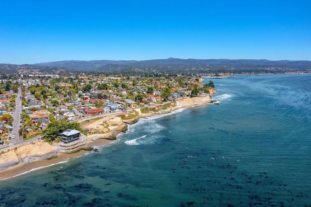 22130 E Cliff Drive #2D Santa Cruz, CA 95062