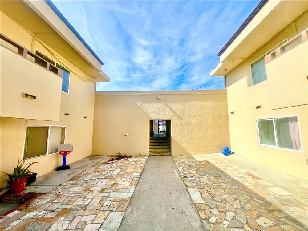 242 W Jackson Rialto, CA 92376
