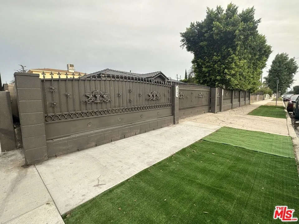 6742 Radford Avenue Los Angeles, CA 91606